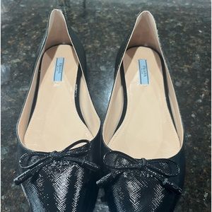 Beautiful Prada calzature donna flats. Size 39 
Bought but never wore.